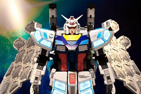 Statue of RX-78F00E with GLRSS FEATHER UNIT at the GUNDAM BASE Foto stock