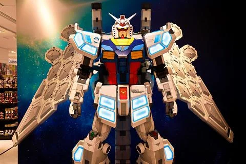 Statue of RX-78F00E with GLRSS FEATHER UNIT at the GUNDAM BASE 库存照片