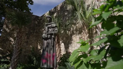 Statue of Saint Anthony of Padua Riverwalk River Walk Downtown San Antonio Vídeo Stock 240428015