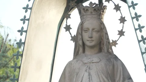 A statue of Saint Mary Vídeos de archivo 102856362