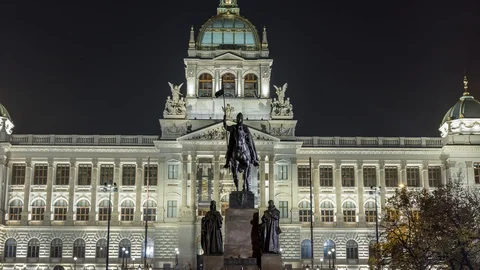 Statue of Saint Wenceslas in front of museum in Prague at night Hyperlapse Video stock 124784963