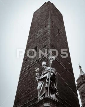 Statue of San Petronio in front of the Le due Torri: Garisenda e degli Asinel Stock Photos