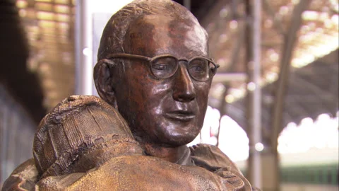 Statue of Sir Nicholas Winton, Platform, Praha hlavni nadrazi railway station Stock Footage 130284203
