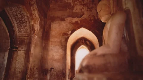Statue of sitting Buddha inside an untitled simple temple in Bagan Myanmar Vídeo Stock 144625820