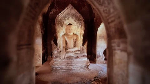 Statue of sitting Buddha inside an untitled simple temple in Bagan Myanmar Vídeo Stock 152984352