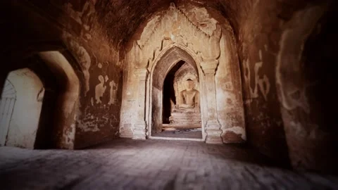 Statue of sitting Buddha inside an untitled simple temple in Bagan Myanmar Vídeo Stock 158373872