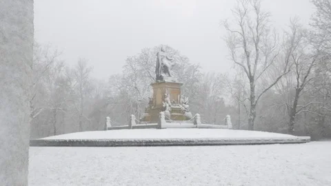 Statue in the Snow 스톡 동영상 83984759