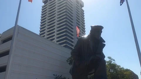 Statue of soldier with flags and bridge Stockbeeldmateriaal 155303119