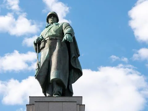 Statue of A Soviet Soldier At Soviet War Memorial in Berlin-Tiergarten In Summer 스톡 사진