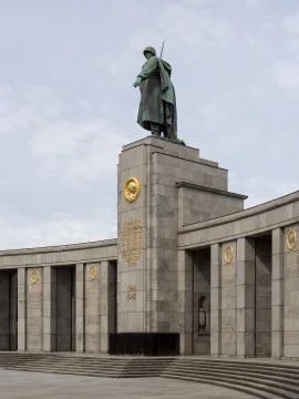 Statue of A Soviet Soldier At The Soviet War Memorial In Berlin, Tiergarten 스톡 사진