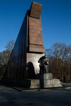 Statue of Soviet War Memorial and military cemetery in Treptower Park Stock-Fotos