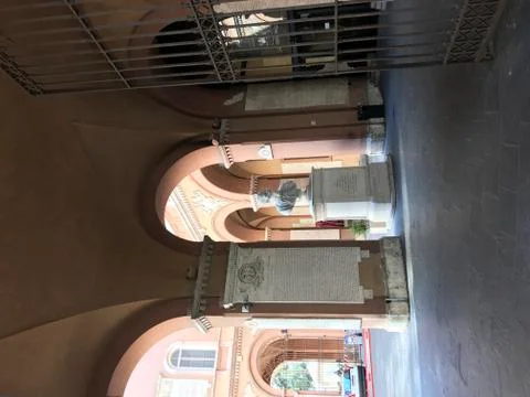 Statue thru an Archway Stockfoto's