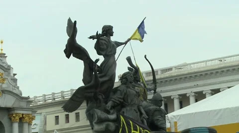 Statue with Ukrainian flag in Kiev 動画素材 49692929