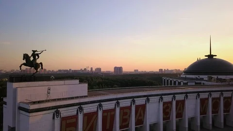 A statue on the Victory Memorial building Vídeo Stock 92154132