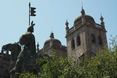 Statue of Vmara Peres in front of the cathedral of Porto Stock Photos