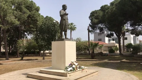 Statue of a Vraka man in Larnaca Video stock 89615460