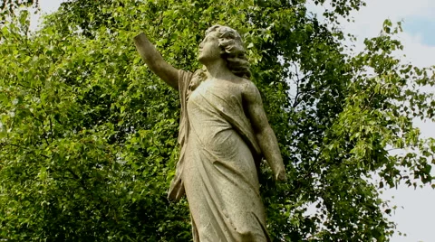 Statue of a woman without hands on a background of green tree. Video stock 40380406
