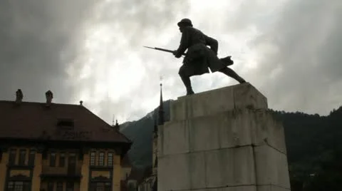 Statue of the world war soldier projected on a black cloudy sky Vídeo Stock 12618418
