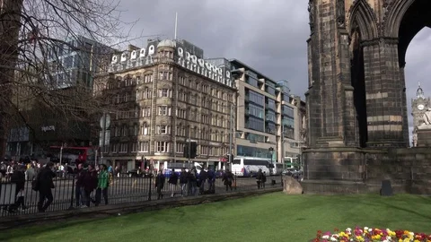 Statue of The Writer through Scott Monument Edinburgh Pan 4K 動画素材 81165660