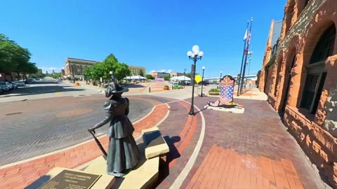 Statue of a young lady in front of the Union Pacific Depot in Cheyenne, Wyoming Vídeo Stock 265126084