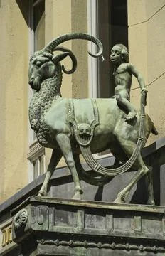  Statue, Zwei Reiter, Putte auf Geißbock, Nikolaistraße, Leipzig, Sachsen,. Stock Photos