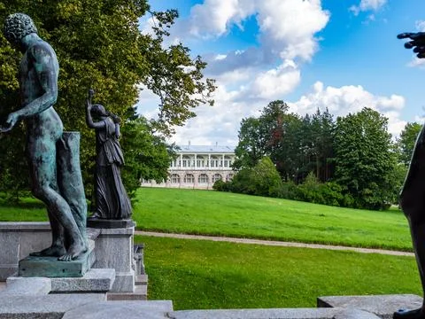 Statues and Cameron Gallery in Catherine Park Foto stock