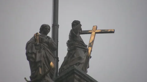 Statues and rain Stock-Footage 2541165