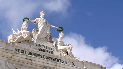 Statues Atop Rua Augusta Arch with Latin Inscription on cloudy day in Lisbon Stockbeeldmateriaal 331422907
