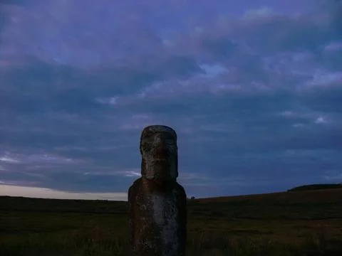 Statues of Easter Island in the background of the sunset. melting of the East Foto stock