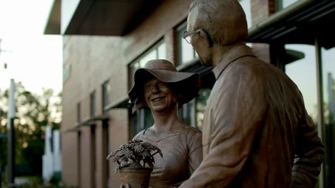 STATUES OF AN ELDERLY COUPLE 스톡 동영상 105413632