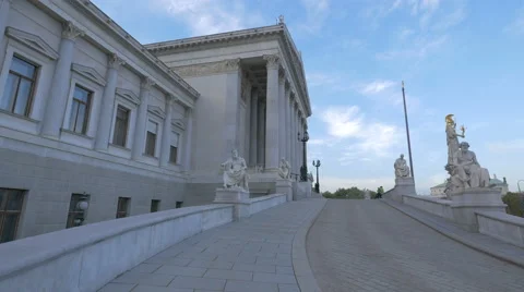 Statues in front of the Austrian Parliament Building, Vienna Vídeos de archivo 61450106