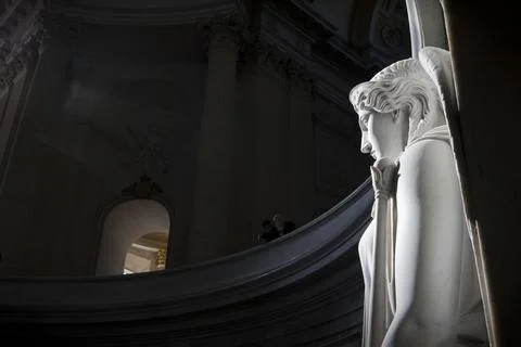 Statues inside Les Invalides, site of Napoleon's tomb in Paris. Stockfoto's
