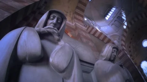 Statues of monks in a tomb 스톡 동영상 40728647