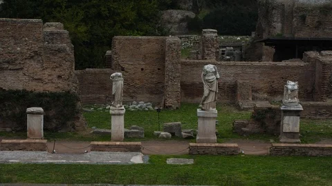 Statues with no heads In Roman Forum Stock Footage
