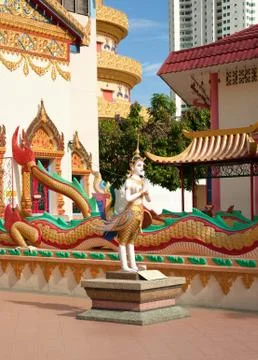 Statues outside temple Foto stock