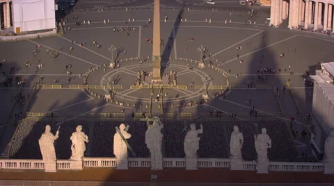 Statues overlooking the piazza of St Peter's Basilica Vidéo 52308256