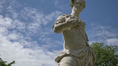 Statues in the park Video stock 133201830