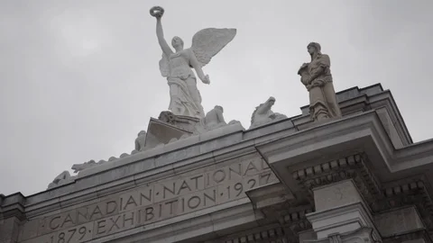 Statues on top of arch with cloudy skies Stock Footage 102907109