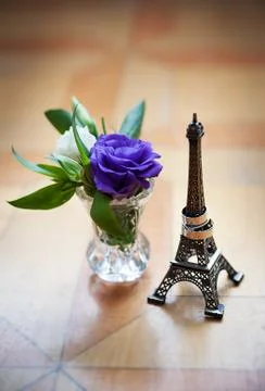 Statuette of Eiffel Tower and wedding rings Fotos Stock