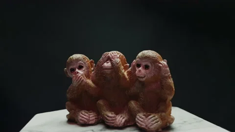 The statuette of three wise monkeys rotates 库存影片 151869583