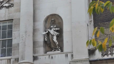 A statute of a women in between columns in the wall. Stock Footage 98542835
