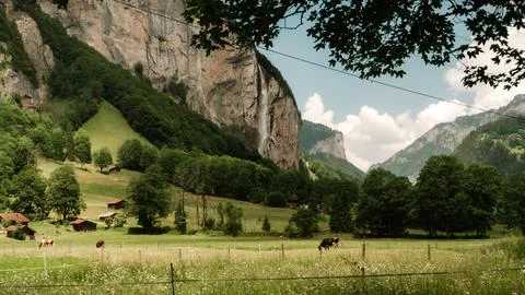 Staubbach Falls Cascading Down Vertical Cliff Face in Lauterbrunnen Valley,.. Stockfoto's
