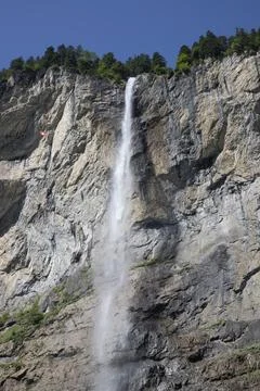 Staubbach falls dropping down steep lauterbrunnen cliff Fotos de archivo
