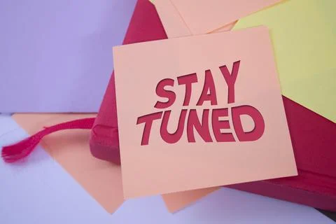 Stay Tuned. Text on adhesive note paper. Event, celebration reminder message. Stockfoto's
