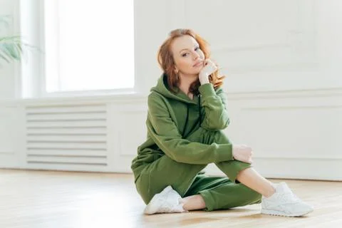Staying in good shape. Pleasant looking red haired female gymnast with wavy h Foto stock