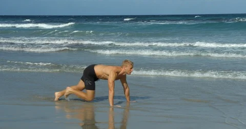 Staying in shape ona Beach a young man doing Crossfit. Vídeo Stock 85512374