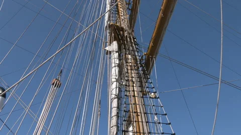 Stays and rigs on a masted ship - tilt up to the masted rigs Video stock 342624147