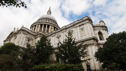 Steadicam camera tracks towards St Paul's Cathedral 動画素材 93858215