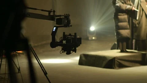 Steadicam moving on a camera crane with blurred choir in the background 库存影片 298605332