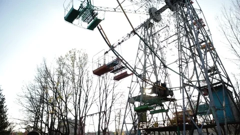 Steadicam shot of a deserted vintage Ferris wheel in a city Park. An empty city Stock Footage